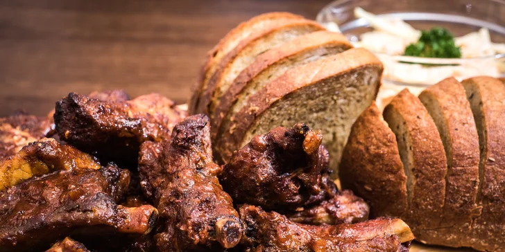 1 kg vepřových žeber v domácí BBQ omáčce, coleslaw a chléb