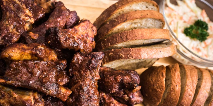 1 kg vepřových žeber v domácí BBQ omáčce, coleslaw a chléb