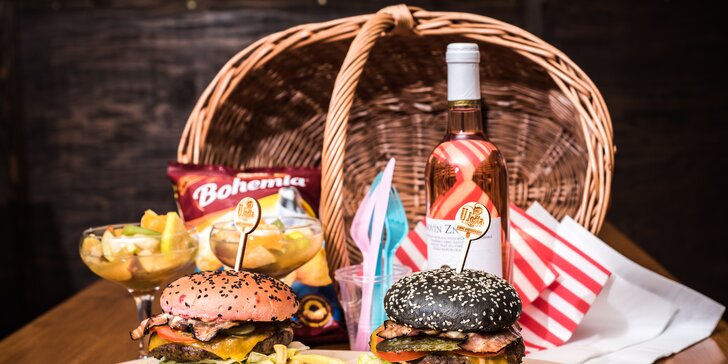 Piknikový košík plný dobrot pro pár: Hamburgery, víno, ovocný salát i chipsy