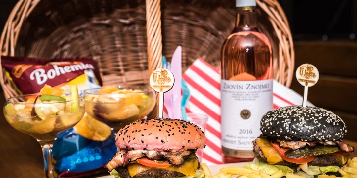 Piknikový košík plný dobrot pro pár: Hamburgery, víno, ovocný salát i chipsy