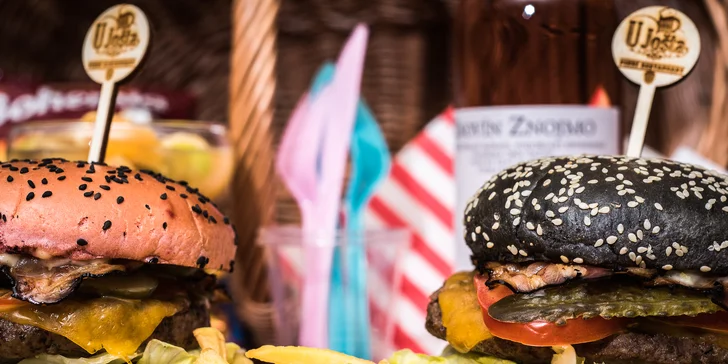 Piknikový košík plný dobrot pro pár: Hamburgery, víno, ovocný salát i chipsy