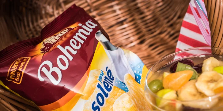 Piknikový košík plný dobrot pro pár: Hamburgery, víno, ovocný salát i chipsy