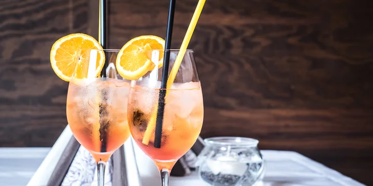Hvězda mezi drinky: Dvě skleničky osvěžujícího Aperolu Spritz