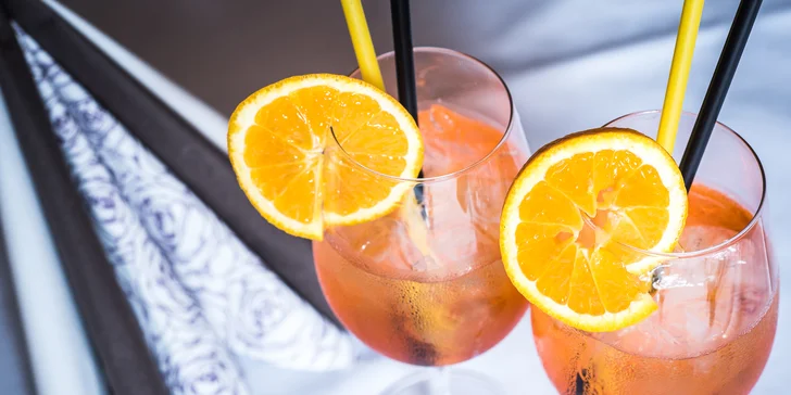 Hvězda mezi drinky: Dvě skleničky osvěžujícího Aperolu Spritz