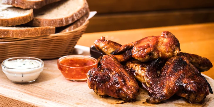 Parádní jídlo: 1 kg pikantních marinovaných křídel, pečivo a obloha