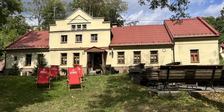 K penziónu patrí záhrada s posedením.