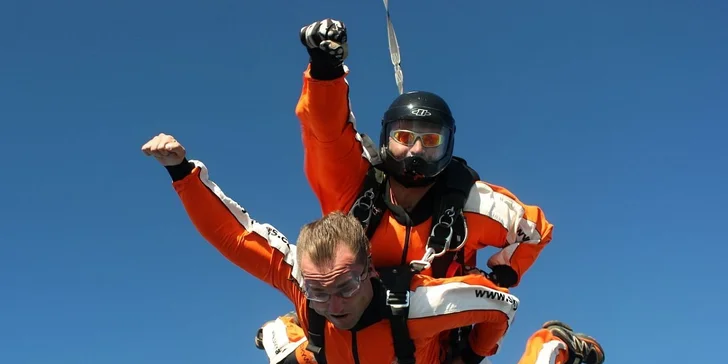 Se zkušeným tandem pilotem si vyzkoušíte také řízení padáku.
