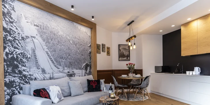 Apartmán Royal Giewont SPA na prízemí je zariadený v modernom štýle s drevenými prvkami. 