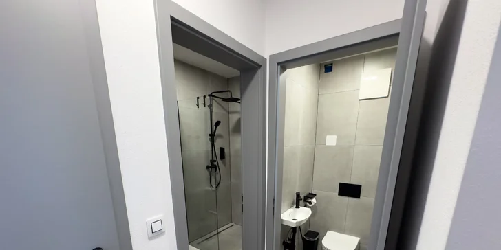 Vlastná kúpeľňa so sprchou a toaletou je samozrejmosťou.