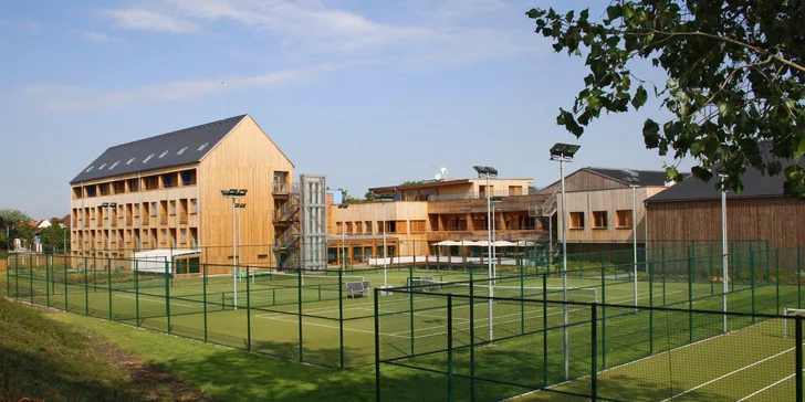 V rezorte je aj množstvo športovísk, napr. tenisové kurty, squash, indoor golf alebo bowling.