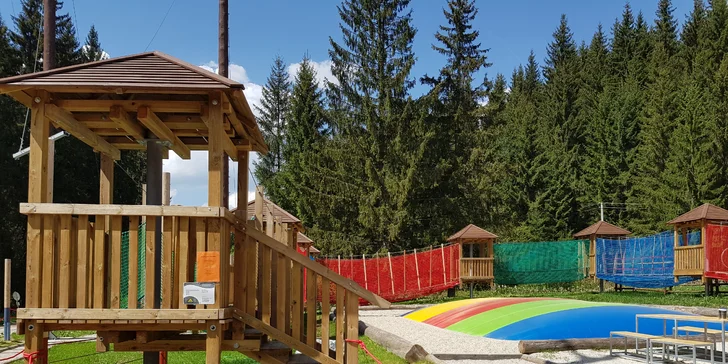 V obci Oravská Lesná a jej okolí nájdete množstvo rôznych atrakcií. Navštíviť môžete skanzen, historickú lesnú úvraťovú železničku, ktorá je svetovým unikátom alebo sa vydať spoznávať okolité hory jedným z mnohých turistických chodníkov či cyklotrás. 
