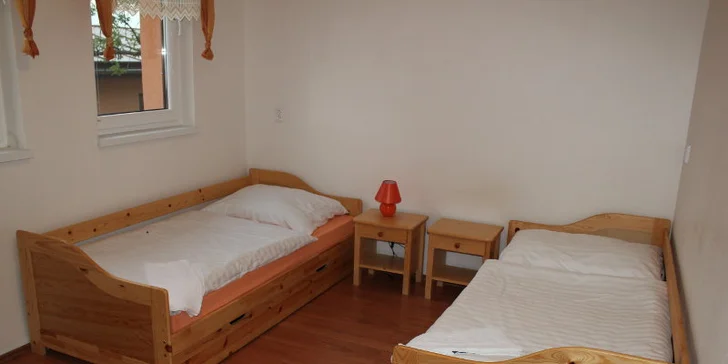 K obývacímu pokoji přiléhá koupelna a dva pokoje.