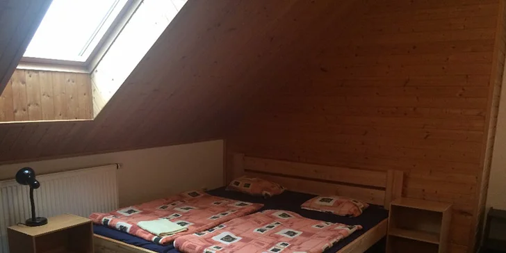 Pokoje jsou jednoduše zařízené, ale nechybí jim vlastní sociální zařízení.