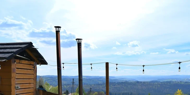 K dispozícii je sauna s panoramatickým oknom, kde si prehrejete telo a zregenerujete svaly.
