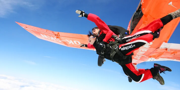 Zkušený tandem pilot s vámi vyskočí z výšky 3000–4200 metrů.