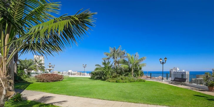 Nejbližší přírodní pláž Playa Martiánez s hrubým tmavým pískem a oblázky je jen cca 500 m daleko. 