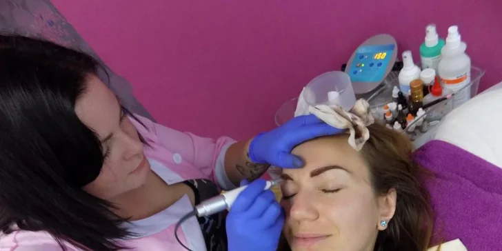 Vyrazte do salonu Diamondcosmetic, kosmetička Radmila Kárníková vám vytvoří oční linky nebo obočí podle posledních trendů.