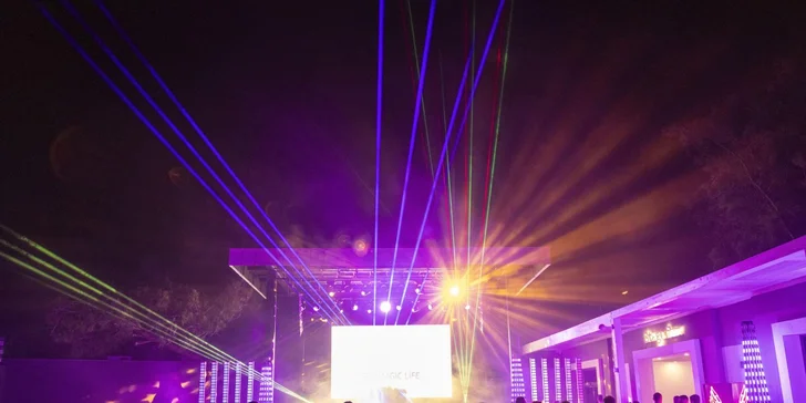Večer se těšte na skvělé show, taneční večery i živou hudbu.