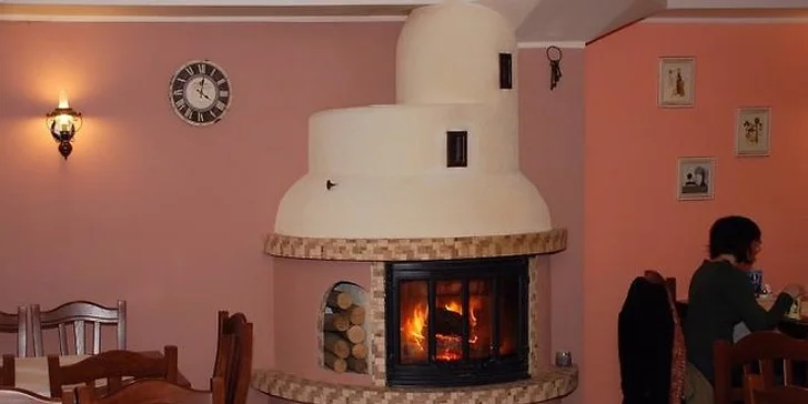 Posedíte v příjemné restauraci s krbem.