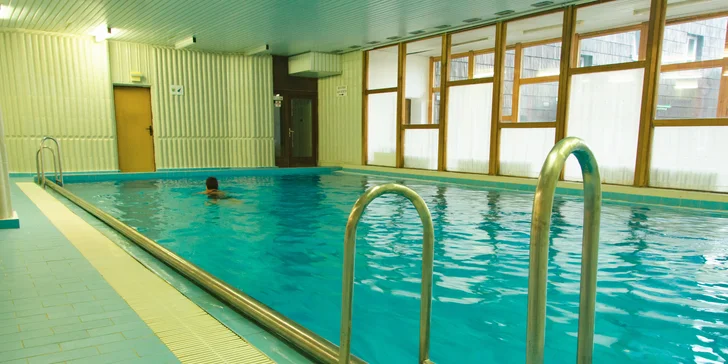 Ubytujte se přímo v ski areálu: Jeseníky se skipasem, polopenzí a wellness