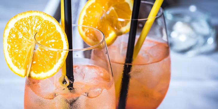 Hvězda mezi drinky: Dvě skleničky osvěžujícího Aperolu Spritz