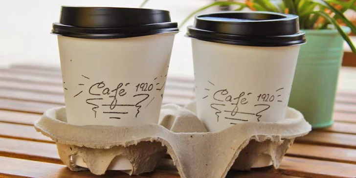 Dva kelímky plné kávy z Café 1920 – stylového podniku v srdci Mladé Boleslavi