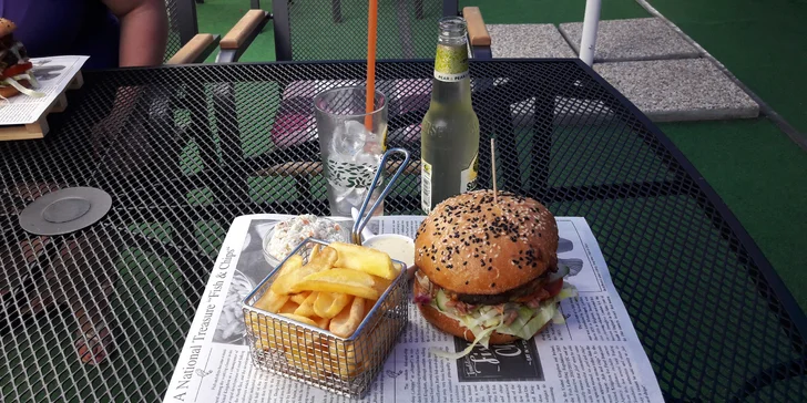 Zažijte americké léto v centru Pardubic: Burger, hranolky a hruškový cider pro dva