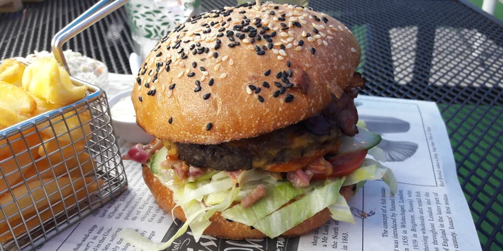 Zažijte americké léto v centru Pardubic: Burger, hranolky a hruškový cider pro dva