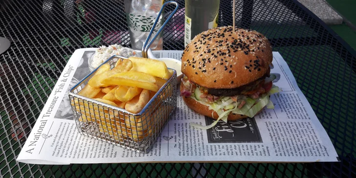 Zažijte americké léto v centru Pardubic: Burger, hranolky a hruškový cider pro dva