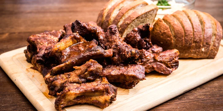 1 kg vepřových žeber v domácí BBQ omáčce, coleslaw a chléb