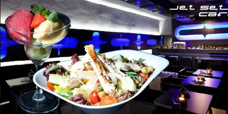224 Kč za DVA letní kuřecí saláty se zapékanou bylinkovou bagetou a DVA ovocné sorbety v Jet set caffe. Zážitek s příchutí luxusu s 50% slevou.