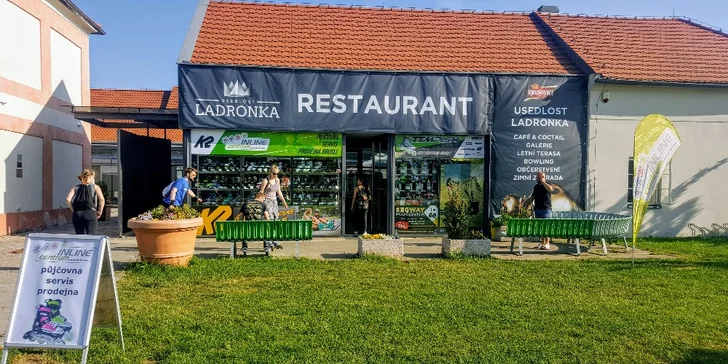 Svět na kolečkách: zapůjčení in-line bruslí, koloběžek, longboardů i pennyboardů