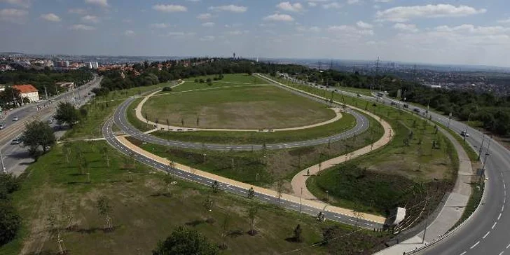 Svět na kolečkách: půjčení in-line bruslí, koloběžek, longboardů či pennyboardů
