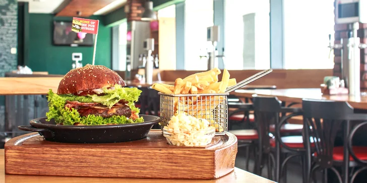 Dva burgery podle výběru z 10 skvělých variant, Coleslaw a hranolky