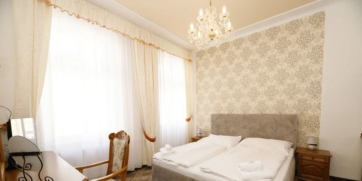 Jsou tu jedno- i dvoulůžkové pokoje a čtyřlůžkové apartmány. 