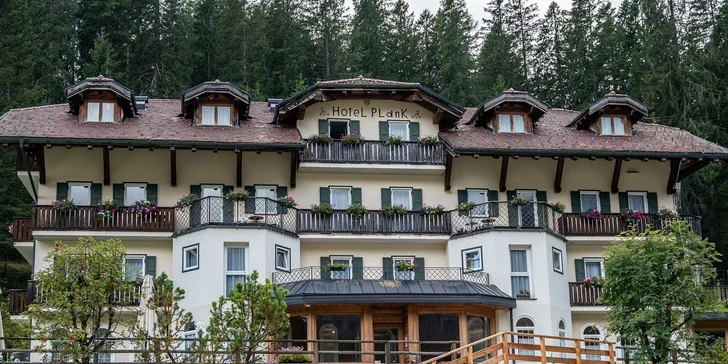 Hotel sa nachádza priamo nad šumiacim potokom a ponúka ničím nerušený výhľad na panorámu Dolomitov.