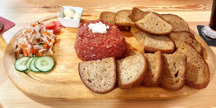 Dejte si pořádné jídlo: 300 či 500 g tataráku ze zadního hovězího s topinkami