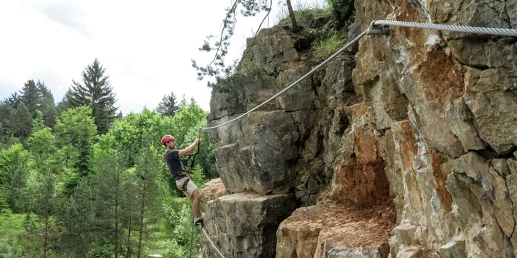 Jednodenní zážitkový kurz via ferrata lezení včetně instruktáže v Moravském krasu