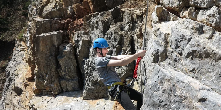 Jednodenní zážitkový kurz via ferrata lezení včetně instruktáže v Moravském krasu