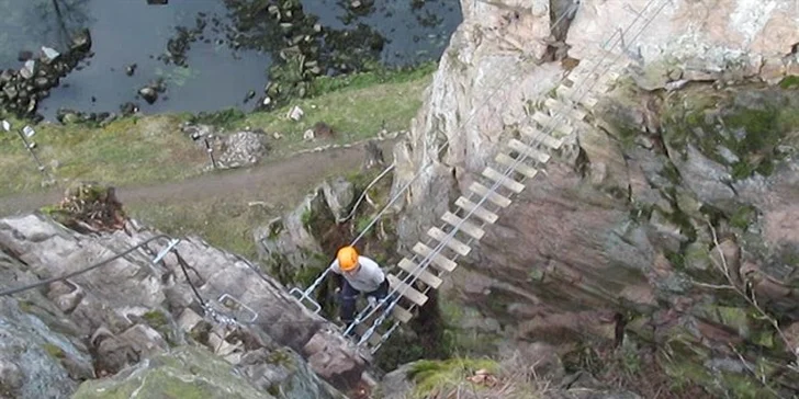 Jednodenní zážitkový kurz via ferrata lezení včetně instruktáže na Vysočině