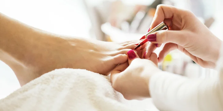 Profesionální pedikúra vč. lakování a peelingu