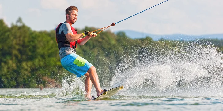 I na vodě se dá "snowboardovat": Výuka wakeboardingu pod vedením instruktora