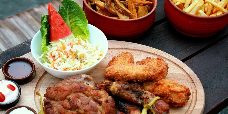 Masové prkno se 3 druhy pečínky, přílohami, dipy i zeleninou