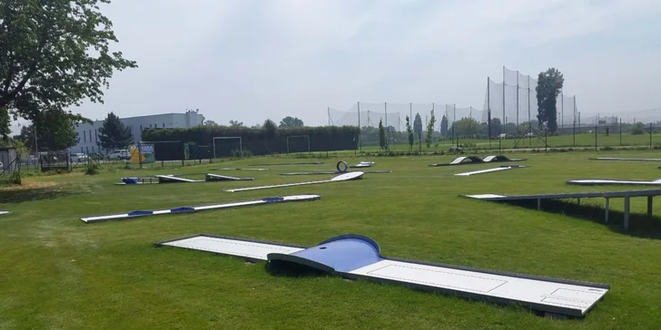 90 minut venkovní zábavy: Minigolf v areálu Kšírovka pro dva hráče