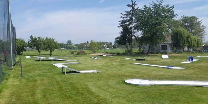 90 minut venkovní zábavy: Minigolf v areálu Kšírovka pro dva hráče
