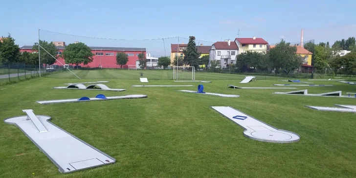 90 minut venkovní zábavy: Minigolf v areálu Kšírovka pro dva hráče