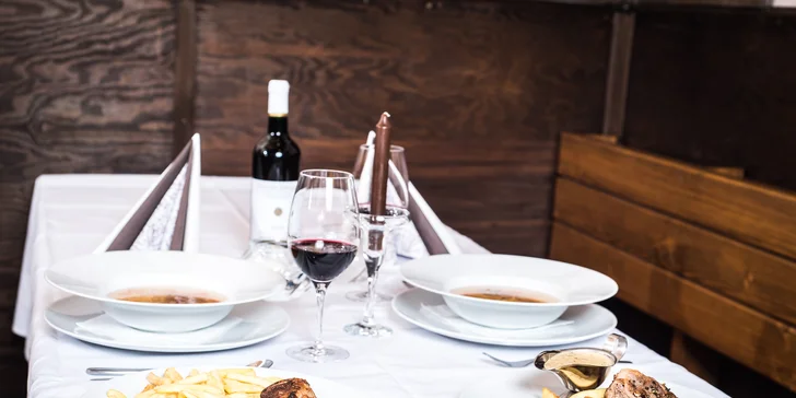 Vychutnejte si večeři za svitu svíček: 3chodové menu a lahev vína pro pár