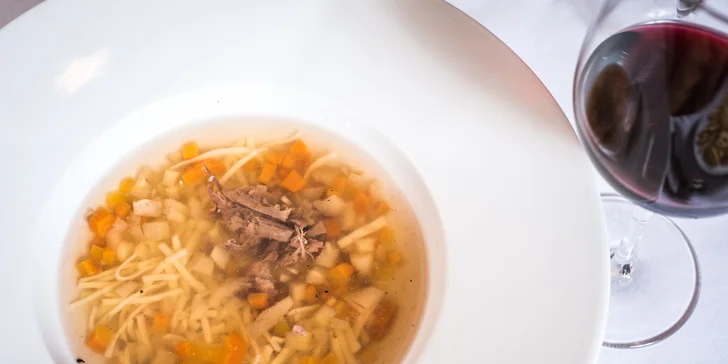 Vychutnejte si večeři za svitu svíček: 3chodové menu a lahev vína pro pár