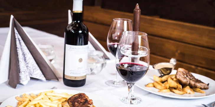Vychutnejte si večeři za svitu svíček: 3chodové menu a lahev vína pro pár