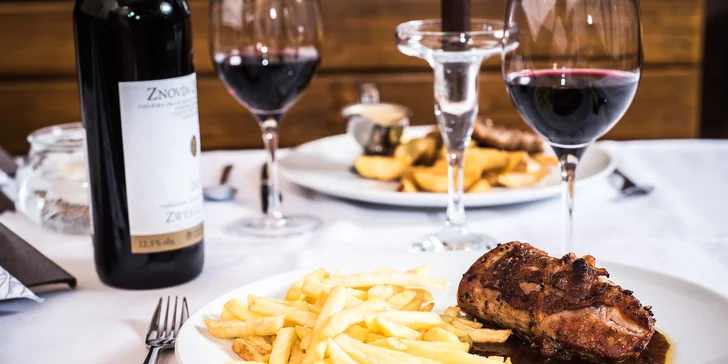 Vychutnejte si večeři za svitu svíček: 3chodové menu a lahev vína pro pár
